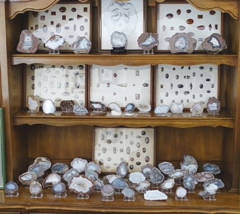 Hauser Bed Agates and Artwork CA Collection from Hauser Beds, Imperial County, CA, USA [db_pics/pics/HAU111-image2.JPG]