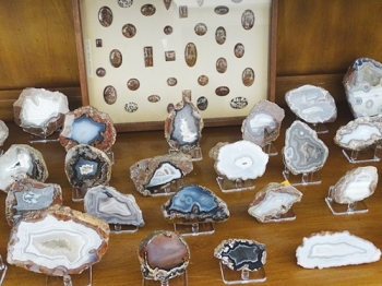 Hauser Bed Agates and Artwork CA Collection from Hauser Beds, Imperial County, CA, USA [db_pics/pics/HAU111-image3.JPG]